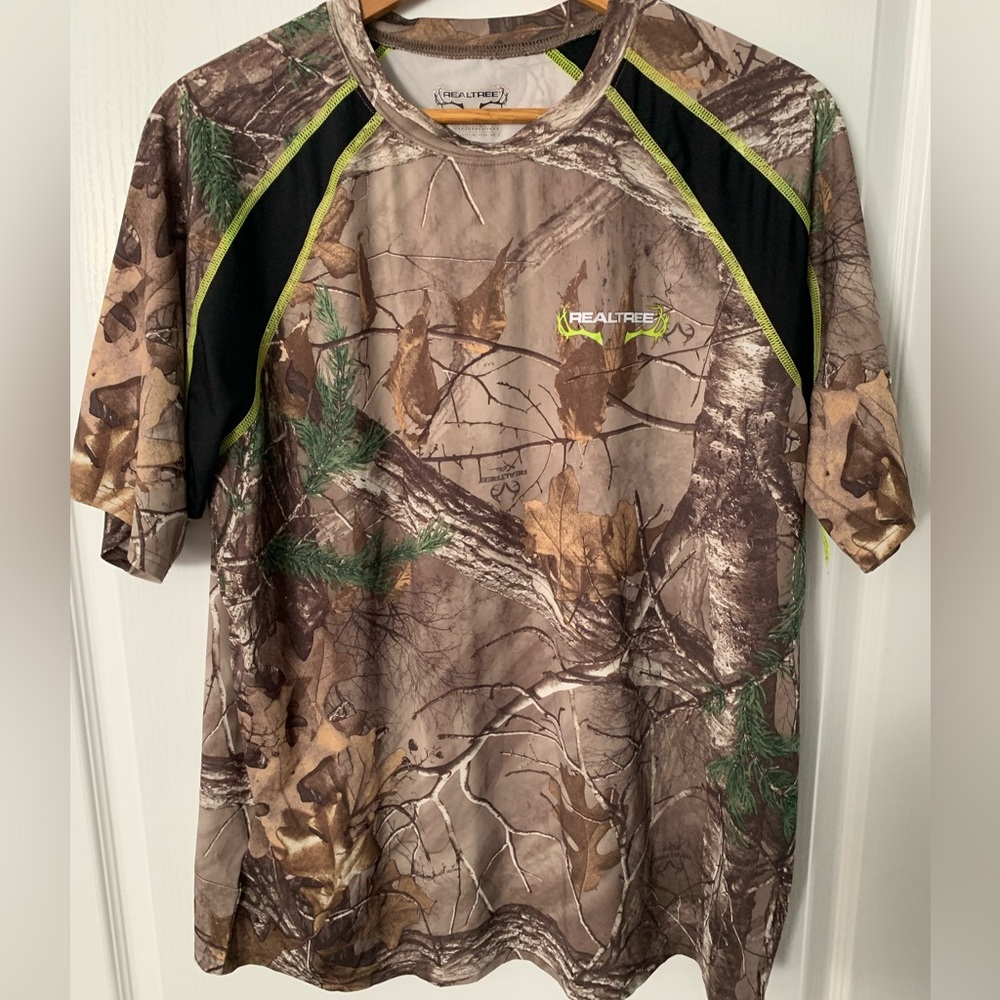 Realtree Men's Green and Brown Camouflage Tee